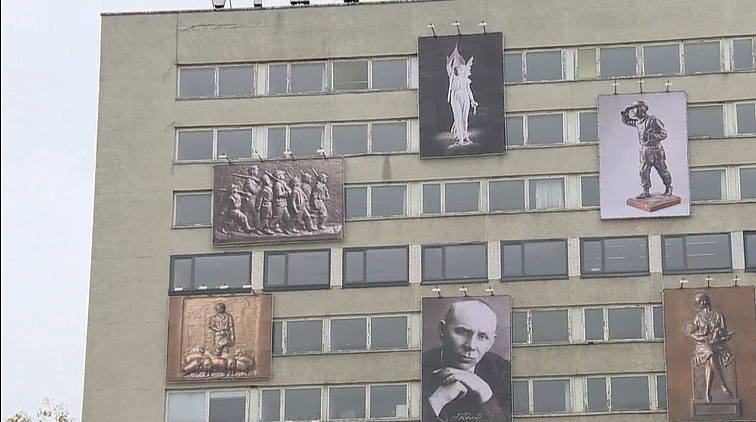 Zikaro darbai papuošė Panevėžį: ant vieno seniausio viešbučio fasado – 9 skulptoriaus reprodukcijos