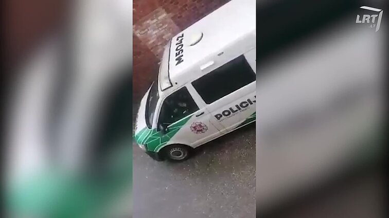 Pamatę tarnybos metu besilinksminančius pareigūnus internautai negaili pagyrų: tokia policija ir turi būti