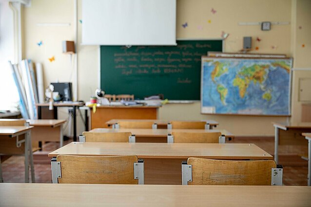 Akmenės gimnazijos mokiniai 2 savaites mokysis namuose, beveik visose klasėse aptikus COVID-19 atvejų