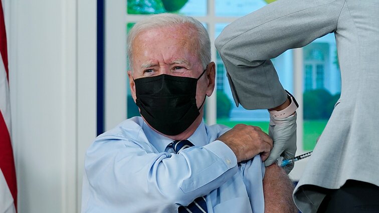 Bidenas Baltuosiuose Rūmuose gavo stiprinamąjį skiepą nuo koronaviruso
