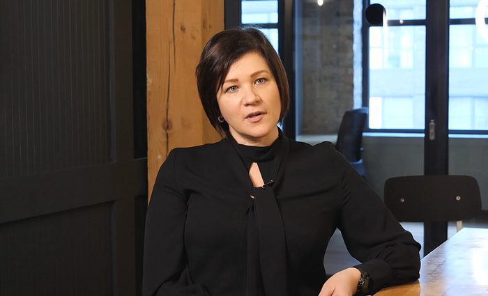 Čikagoje apsigyvenusi advokatė Laura apie tai, ką žmonės pasiryžę padaryti dėl galimybės pasilikti Amerikoje.