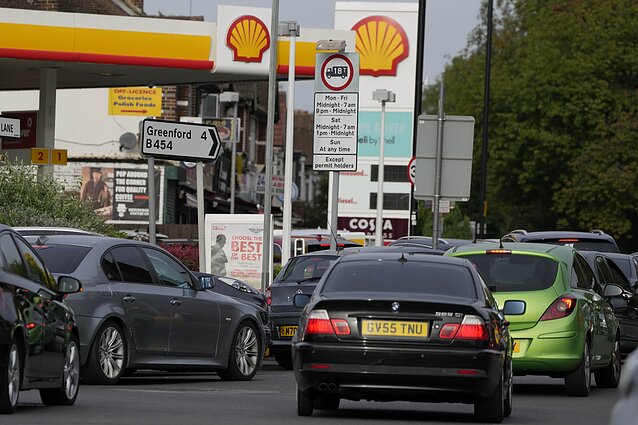 JK trūksta degalų po paniško pirkimo: nors ruošiasi padėti kariuomenė, kritikai vis garsiau kaltina „Brexitą“