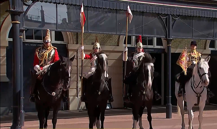 Įspūdingam Elžbietos II jubiliejui – įspūdinga dovana: bus surengtas istorinis šou su žirgais
