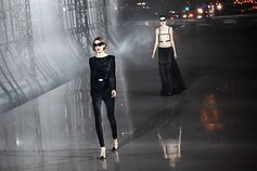 „Yves Saint Laurent“ kolekcijos pristatymas Paryžiaus mados savaitėje „Yves Saint Laurent“ kolekcijos pristatymas Paryžiaus mados savaitėje