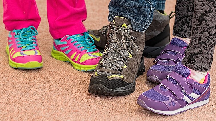 Pataria nepirkti nešiotų batų vaikui: žingsniai taps skausmingi, o vėliau pasimatys ir rimtos problemos