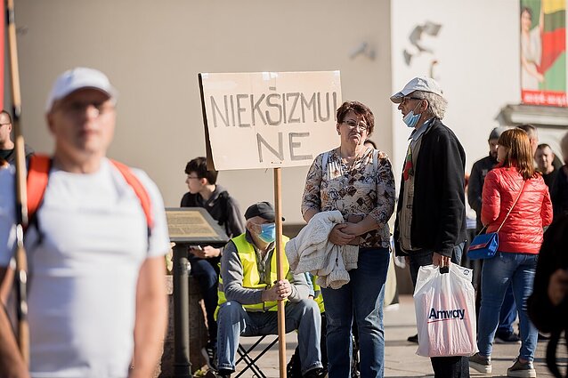 Infektologas Ambrozaitis: reikėtų griežtinti sąlygas nepasiskiepijusiems – jiems neturėtų būti suteikiamas galimybių pasas