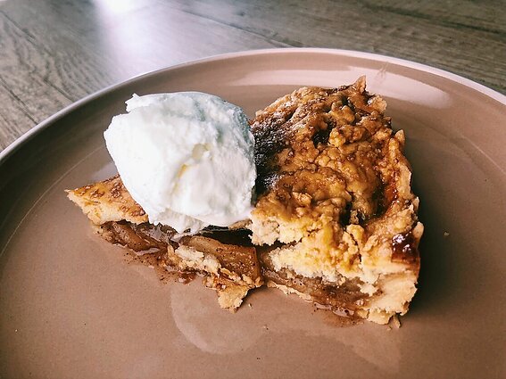 Maisto tinklaraštininkė – apie tai, kodėl obuolių pyragai tokie mėgstami, kepimo būdus bei receptą, kuris pradžiugins bet kurį svečią