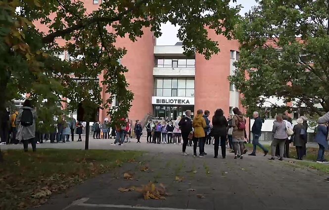 Kauno apskrities viešoji biblioteka užsidarė rekonstrukcijai, o knygos gyvoje grandinėje buvo perduodamos iš rankų į rankas