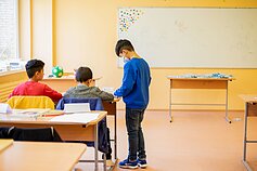 Migrantų vaikai mokosi lietuvių kalbos Vilniaus pabėgėlių priėmimo centre. Migrantų vaikai mokosi lietuvių kalbos Vilniaus pabėgėlių priėmimo centre.
