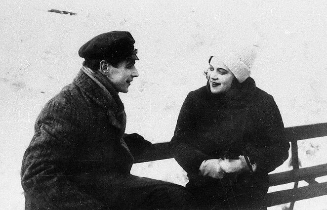 Jonelis ir Onytė čiuožykloje. Kadras iš filmo „Onytė ir Jonelis“ Jonelis ir Onytė čiuožykloje. Kadras iš filmo „Onytė ir Jonelis“