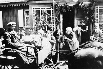 Scena iš filmo „Onytė ir Jonelis“. Ketvirtas iš dešinės – režisierius Jurgis Linartas Scena iš filmo „Onytė ir Jonelis“. Ketvirtas iš dešinės – režisierius Jurgis Linartas