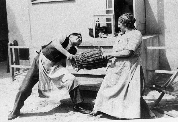 Jonelis su šeimininke. Kadras iš filmo „Onytė ir Jonelis“ Jonelis su šeimininke. Kadras iš filmo „Onytė ir Jonelis“