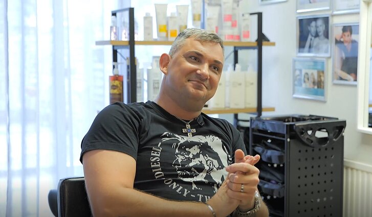 Šokių projekte išgarsėjęs kirpėjas Robertas atvirai – beprotiškas žvaigždės gyvenimas privedė iki emigracijos.