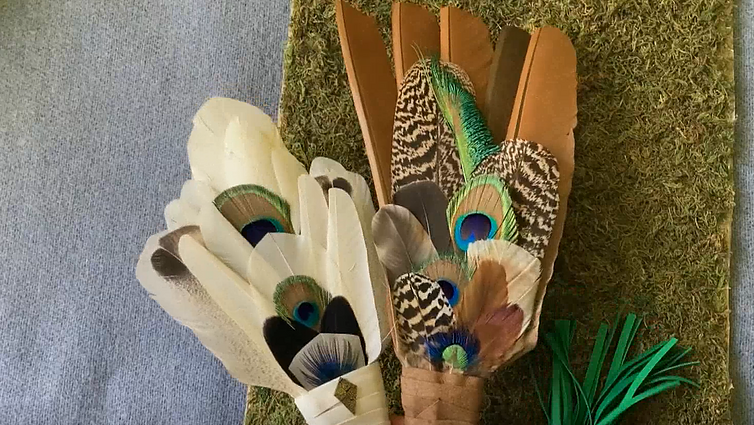 Papuošalai iš paukščių plunksnų: sunkiausia darbo dalis surasti pačias plunksnas