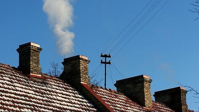 Žinios. Vilniaus valdžia šiandien spręs, ar mieste uždrausti kūrenti kietąjį kurą