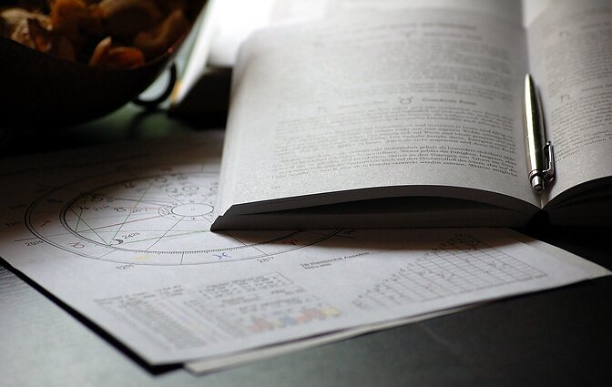 Psichologė: žmonės nori tikėti horoskopais dėl bazinio poreikio – saugumo