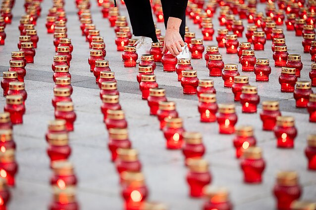 Katedros aikštėje uždegtos žvakutės organų donorams atminti. Asociatyvi nuotr. Katedros aikštėje uždegtos žvakutės organų donorams atminti. Asociatyvi nuotr.