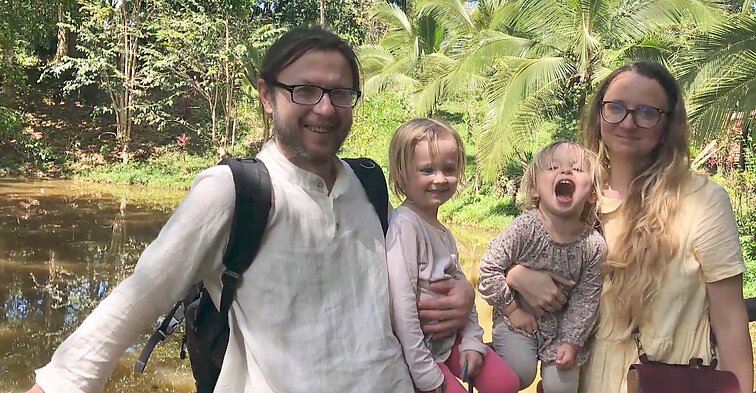 Iš sostinės persikėlė į šiaudinį namą: pirmą ekologišką kavinę Lietuvoje įkūrusiai porai „gamta“ – ne šiaip sau žodis