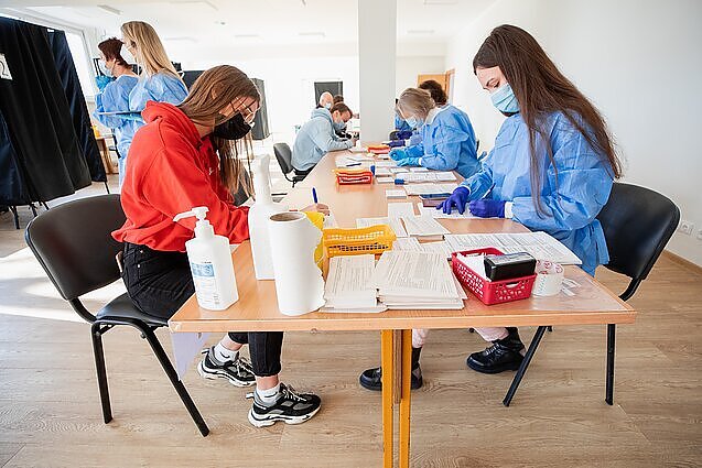 Žinios. Daugėjant užsikrėtimo atvejų mokyklose – raginimai testuoti dar intensyviau