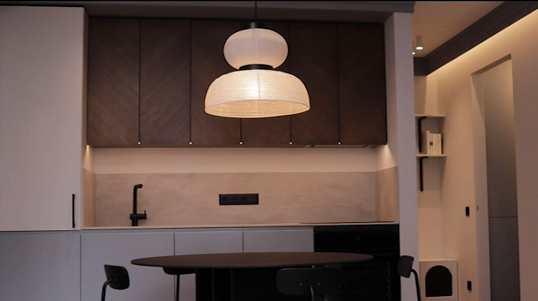 Architektės įrengė išskirtinį būstą daugiabutyje: kai modernus stilius susipina su klasikiniais elementais