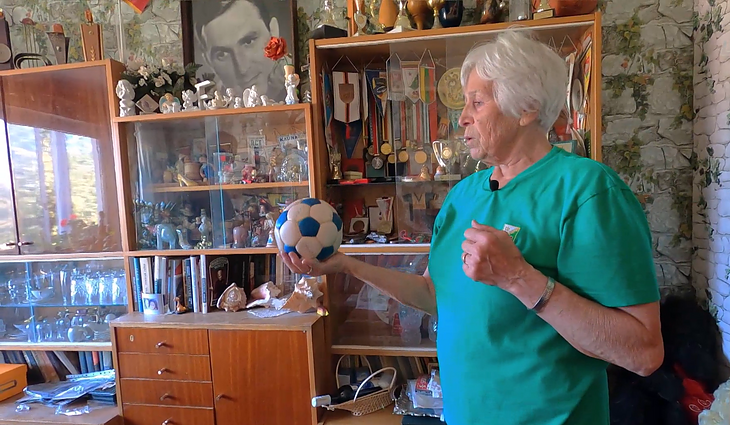 Rankinio veteranė Elena Buzelienė iki šiol propaguoja aktyvų gyvenimo būdą: tai – laimės, ilgaamžiškumo, sveikatos šaltinis