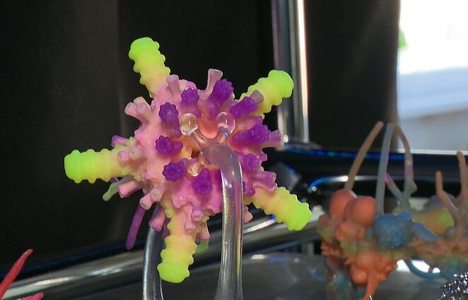 Juvelyro dirbtuvėse – ryškūs eksperimentai: į rankas ima viską – nuo lavos iki silikono