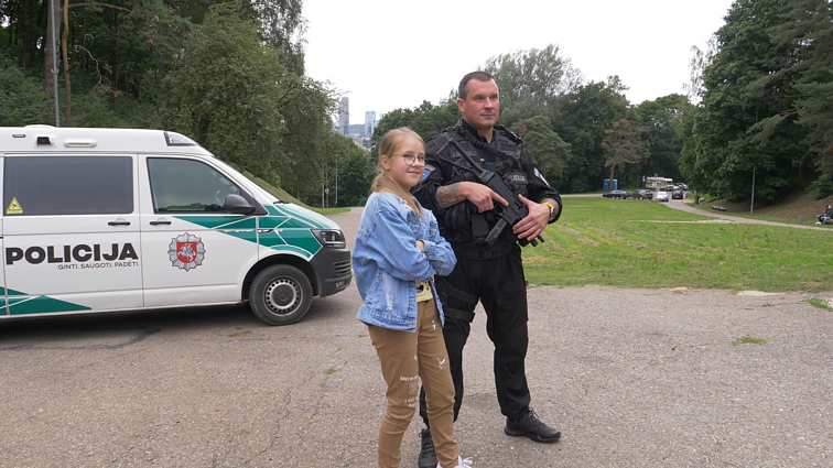 Svajoja vaikai. Apie policininkės karjerą svajojanti dešimtmetė Gabija susipažino su pareigūnų darbu iš arčiau