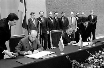 V. Landsbergis ir F. Šelovas-Kovediajevas pasirašo protokolą apie apsikeitimą 1991 m. liepos 29 d. sutarties ratifikavimo raštais. Vilnius, 1992 gegužės 4 d.