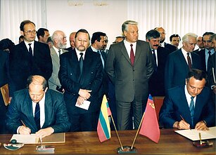 Lietuvos UR ministras A. Saudargas ir RF UR ministras A. Kozyrevas pasirašo Protokolą. Maskva, 1991-07-29 d. (autorius nežinomas)