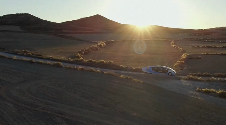 Ekologiškos iniciatyvos – pramogoms: vandens lenta su savaeigiu elektriniu varikliu ir saulės energiją naudojantis kemperis