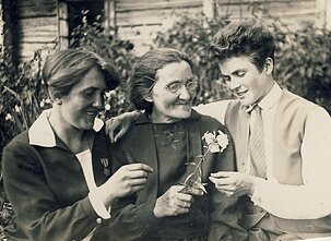 Vėra Šleivytė su seserimi Marijona ir mama Barbora, Viktariškiai, 1930 m. Vėra Šleivytė su seserimi Marijona ir mama Barbora, Viktariškiai, 1930 m.