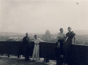 Vėra Šleivytės savo balkone su seserimi Marijona ir draugais Vėra Šleivytės savo balkone su seserimi Marijona ir draugais