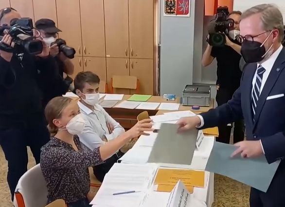 Valdančiosios daugumos dėlionės Čekijoje: persvarą tarp partijų sudaro nepilnas procentas