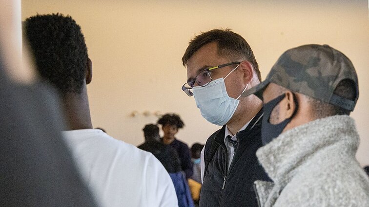 Tarp migrantų nustačius su teroristais siejamų asmenų, Kasčiūnas tikina – jie izoliuoti, o rizikos valdomos