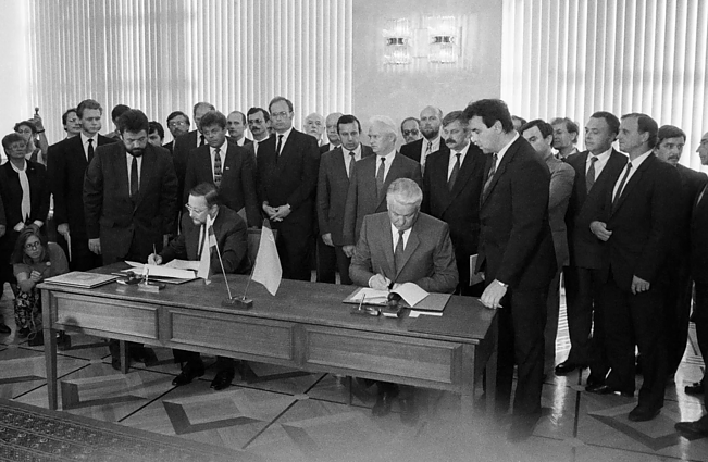 Sutartys su Rusija, lėmusios nepriklausomybę: sudėtingos derybos bei sėkmingai susiklosčiusios aplinkybės