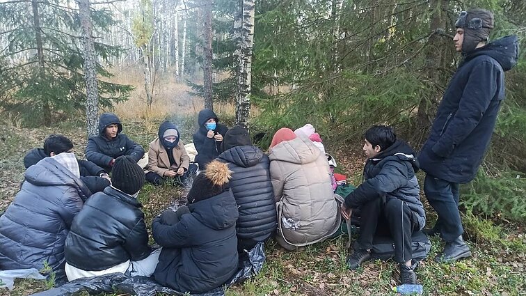 LRT žurnalistai pasienyje su Baltarusija aptiko grupę migrantų su vaikais: dalis serga, reikalinga medikų pagalba