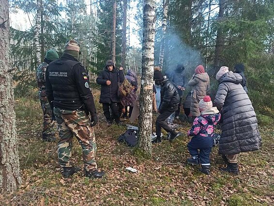 Pasienyje su Baltarusija aptikta migrantų grupė su vaikais