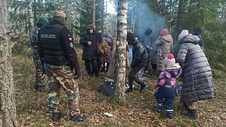 Panorama. Pasienyje su Baltarusija LRT žurnalistų aptikta migrantų grupė su vaikais buvo perduota medikams