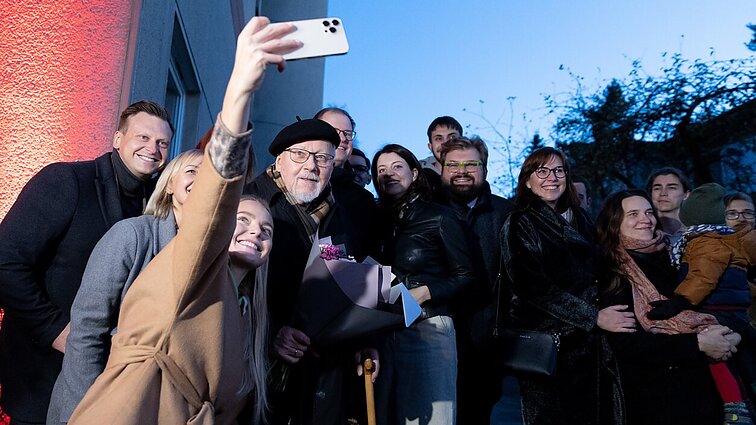 Vytautas Landsbergis mini 89-ąjį gimtadienį: draugai profesoriaus namus apšvietė trispalvės spalvomis