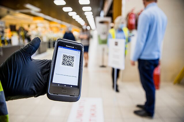 Svarstoma riboti srautus parduotuvėse, kuriose nereikia galimybių paso: tektų užtikrinti 30 kv. m. vienam pirkėjui