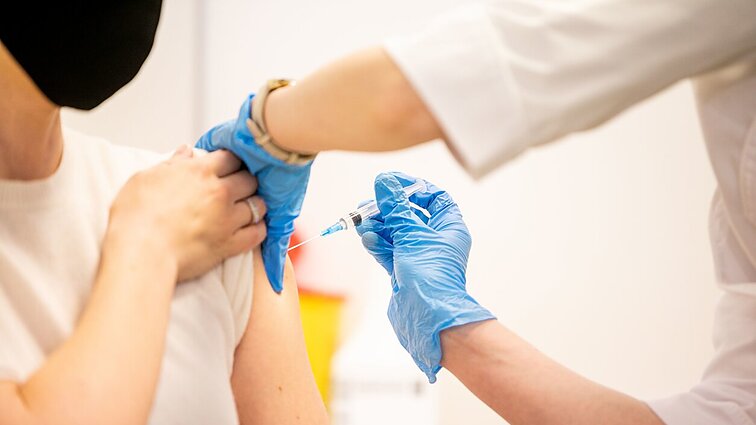 Žinios. Nuo šiandien skiepytis stiprinamąja COVID-19 vakcinos doze gali visi pilnamečiai gyventojai