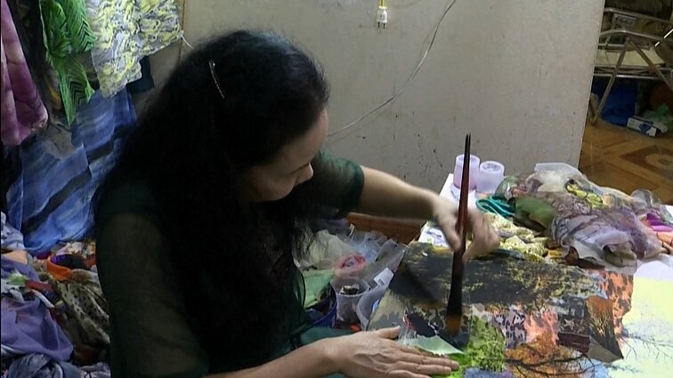 Vietnamo peizažai iš smulkių tekstilės skiaučių: beformės atraižos, virstančios gėlėmis, namais ir upėmis