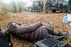 Pasienyje žurnalistų užfiksuota migrantų grupė Pasienyje žurnalistų užfiksuota migrantų grupė