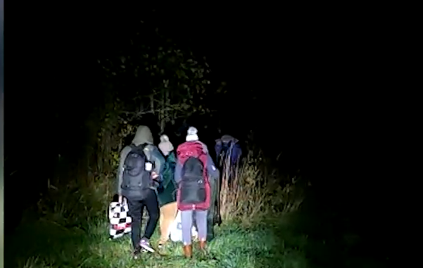 VSAT užfiksuotoje vaizdo medžiagoje – neteisėtai sieną kirtusi migrantų grupė grįžta į Baltarusiją