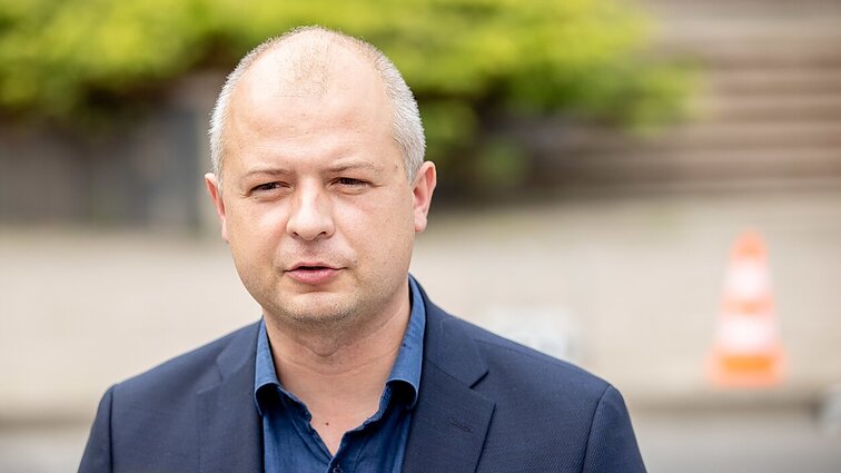 Svarbus pokalbis. Simonas Gentvilas pritaria medžių sodinimui Konstitucijos pr. Vilniuje: tai – sektina idėja