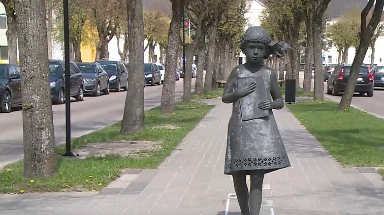 Šakiai renka lėšas atstatyti nuverstą lietuvaitės skulptūrą: pėsčiųjų alėja važiavęs vairuotojas teisinosi skulptūros nematęs