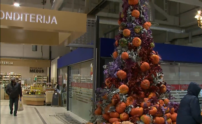 Kaunas pasipuošė rudenine egle: jai pastatyti panaudota beveik 3000 kg moliūgų