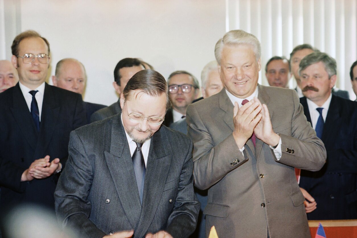 Lithuanian leader Vytautas Landsbergis and Russian President Borisas Yeltsin singing a treaty on Vilnius-Moscow relations in 1991