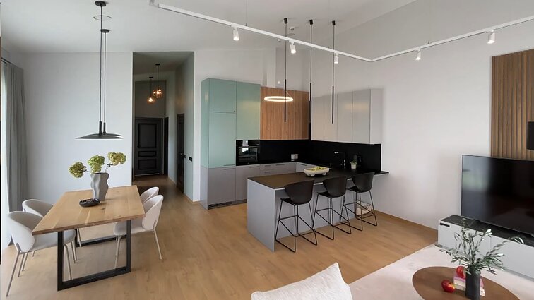 Originalūs sprendimai namuose Pavilnyje: vyraujanti elektrinė spalva ir pritaikyta neįprasta šviestuvų schema