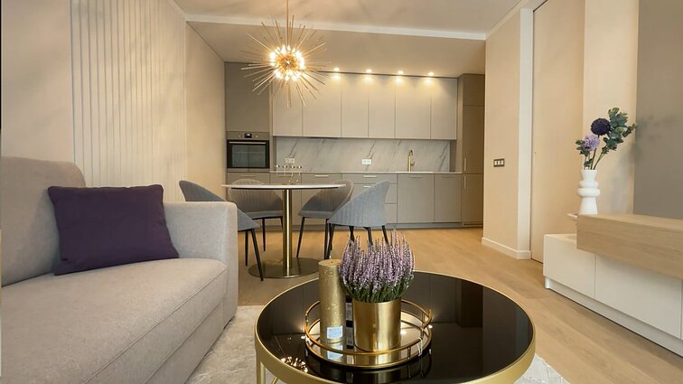 Spalvų dermės bute netoli Vilniaus centro: prabangos įspūdis ir netipiškas akcentas – violetinė spalva